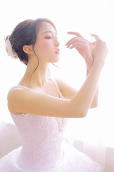 娇妻被打开双腿灌满白浆一区